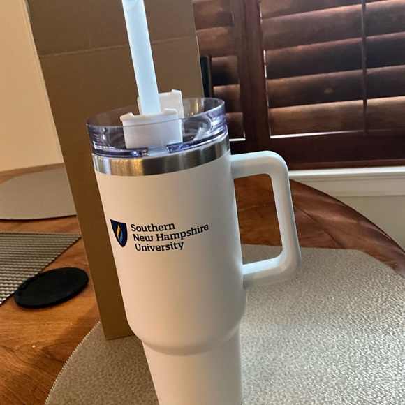 40 ounce tumbler mug with handle and straw. - Picture 2 of 6